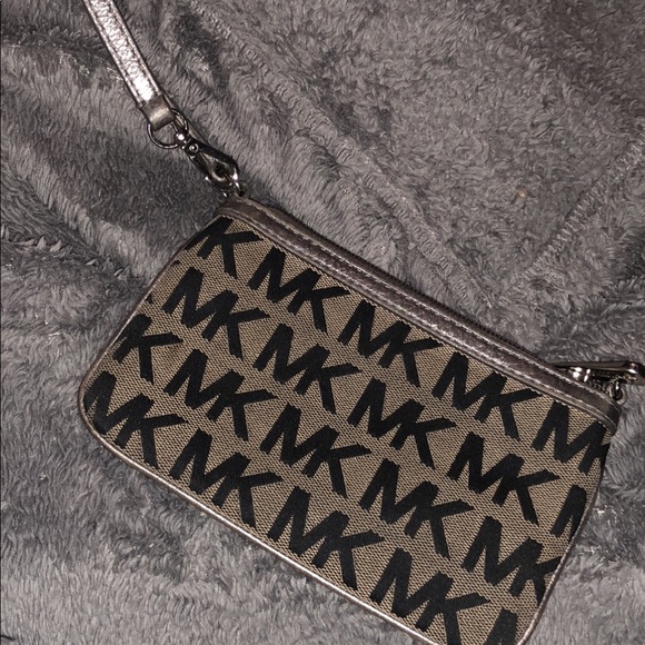 EUC Michael Kors wristlet - Picture 1 of 3